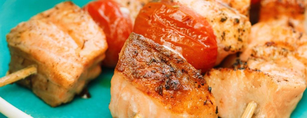 Gegrillte Lachsspieße mit Tomatenherzen | DAK fit!